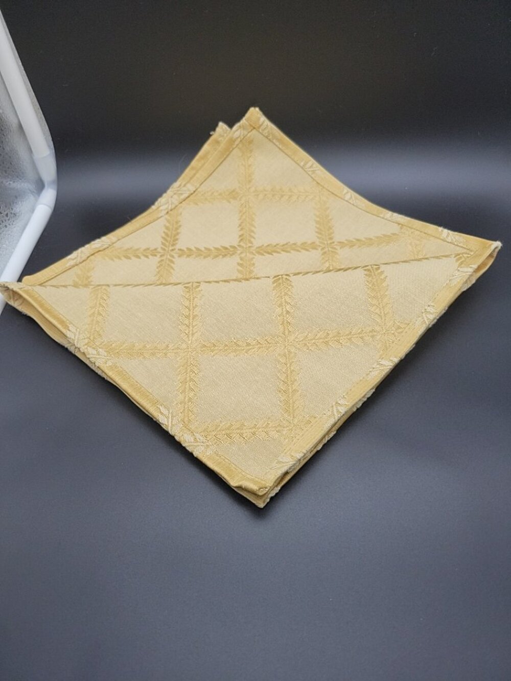 Lenox Laurel Leaf Gold Geometric Square Napkin Cotton/Polyester Reversible. (4)